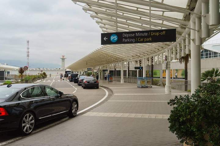 Voyagez sans stress vers gares et aéroports.